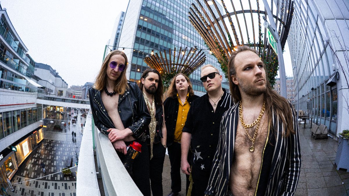 Velvet Insane signar med Icons Creating Evil Art och presenterar nya bandmedlemmar. 